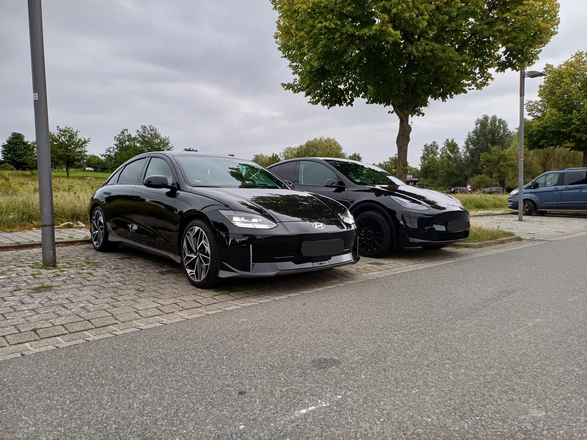 Ioniq 6 Abyss Black 20 Zoll vs Tesla Model Y Black 19 Zoll